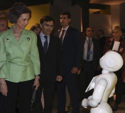 Doña Sofía durante su visita a la exposición 